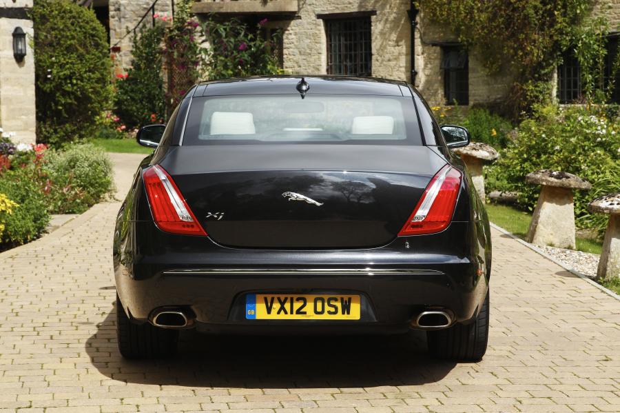  Jaguar XJ 2012 года  (UK) (фото 35 из 121)